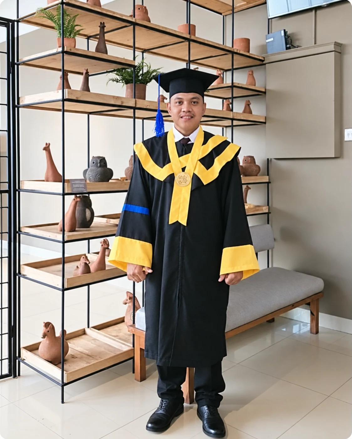 Yasa Karyada mengenakan toga pada wisuda Sarjana Farmasi