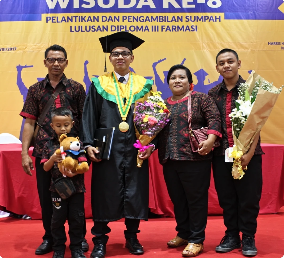 Yasa Karyada bersama keluarga pada wisuda Diploma III Farmasi