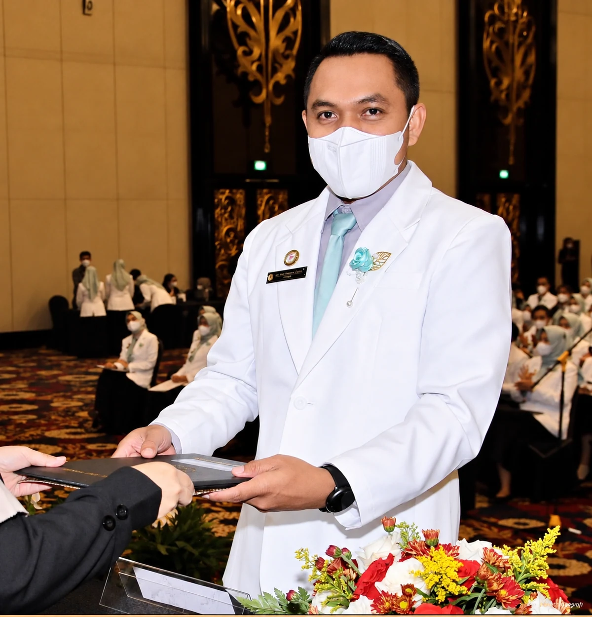 Yasa Karyada saat pelantikan profesi apoteker mengenakan jas putih